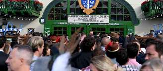 Pessoas se aglomeraram na entrada da festa, esperando a abertura dos portões