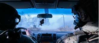 Artilheiros da Guarda Nacional ucraniana dirigem-se para uma posição no distrito de Kupiansk