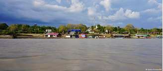 Puerto Nariño fica às margens do rio Amazonas, a 80 quilômetros da fronteira com o Brasil