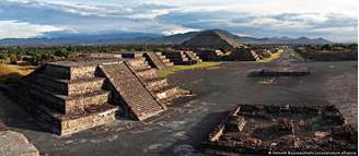 A Avenida dos Mortos e a Pirâmide do Sol, no sítio pré-colombiano de Teotihuacán, no México