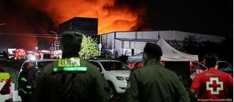 Densa coluna de fumaça preta e laranja subiu centenas de metros no céu sobre o município de Ezeiza
