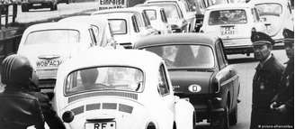 Trânsito na Alemanha em 1975. Segundo a pesquisa, 61% dos alemães acreditam que as pessoas na Alemanha eram mais felizes nessa época