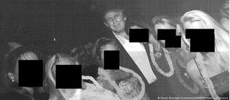 Uma foto divulgada mostra Donald Trump rodeado de mulheres