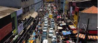 Associações de comerciantes e ambulantes afirmam haver 15 mil lojas e cerca de 20 mil vendedores de rua no Brás