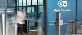 A DW é uma emissora independente financiada pelo governo alemão, que produz reportagens em 32 idiomas