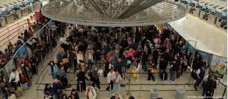 Fila para controle de passaportes em aeroporto de Nova York