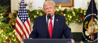 Discurso, de Trump, transmitido de uma sala com decoração natalina, foi marcado por um forte tom queixoso