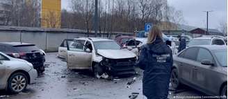 Investigadores no local onde o tenente-general Fanil Sarvarov teria sido morto em Moscou