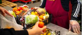 Bancos de alimentos na Alemanha funcionam com ajuda de 72 mil voluntários, mas ainda é insuficiente