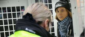 Greta Thunberg foi acusada de apoiar organização tomada como terrorista pelo Reino Unido