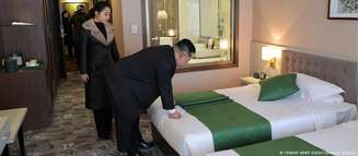 Kim Jong-un inspecionou pessoalmente as instalações e chegou até a testar a firmeza das camas