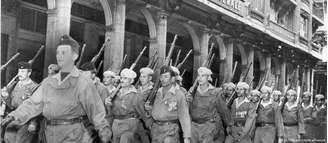 Militares franceses e tropas coloniais marchando em Argel em 1956, durante a guerra de independência