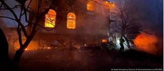 Bombeiros combatem fogo em prédio atingido por bombardeio russo em Kiev