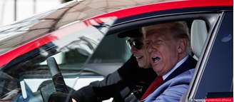 Em março, Trump elogiou os carros da Tesla com Elon Musk. Agora, ele freou bruscamente a indústria de veículos elétricos