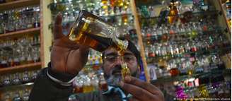 Perfumes já tiveram diversos fórmulas e funções ao longo da História, como óleos essenciais sem álcool vendidos na Índia