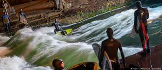 Onda no riacho Eisbach, no parque Jardim Inglês, era ponto turístico da capital da Baviera desde a década de 1980