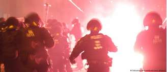 Policiais sendo atacados por explosivos em celebração de Ano Novo em Leipzig