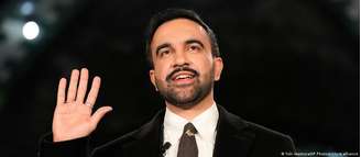 Mamdani durante posse em cerimônia privada, antes de repetir juramento em evento público</p><p>