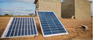 Painéis solares são uma das opções para Moçambique apostar na energia limpa