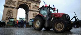 Protestos paralisam rodovias e ruas, incluindo no centro de Paris, ampliando tensão política 