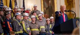 Nos EUA, Donald Trump fez da satisfação dos trabalhadores do carvão uma prioridade do seu segundo mandato na Presidência