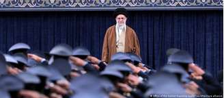 O líder supremo do Irã, aiatolá Ali Khamenei, é quem detém mais poder no sistema institucional do país