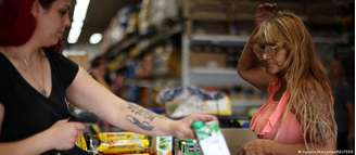 Argentinos sentem salário encolher mesmo durante redução da inflação na Argentina