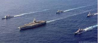 Porta-aviões Abraham Lincoln (centro) é um dos equipamentos de guerra enviados em direção ao Irã; na foto, teste realizado em 2022 no mar das Filipinas