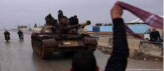 Moradores comemoram avanço de exército sírio sobre Deir Hafer