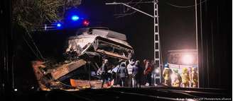 Muro de contenção caiu sobre a parte dianteira do trem em Gelida, perto de Barcelona