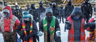 Religiosos se reuniram no aeroporto internacional de Minneapolis-St. Paul, em protesto contra voos de deportação