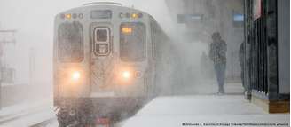 Americanos enfrentam muito gelo, neve e temperaturas congelantes neste fim de semana