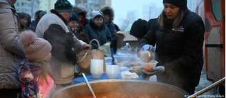 Voluntários têm distribuído refeições quentes em Kiev durante onda de frio extremo sem aquecimento para moradores