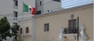 Embaixada do México em Lima, antes de a bandeira brasileira ser içada no prédio