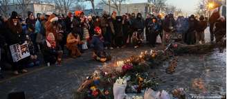 Moradores de Minneapolis montaram um memorial improvisado no local onde Pretti foi morto