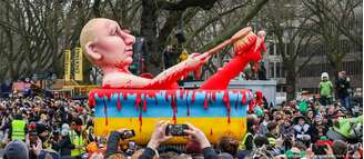 Putin tem sido figura frequente nos carros alegóricos do Carnaval de Jacques Tilly, como o acima, de 2025