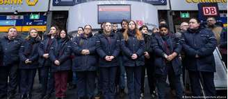 Funcionários da Deutsche Bahn prestam homenageam a colega morto por passageiro; segundo pesquisador, violência aumentou desde 2015