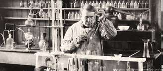 O grafeno turbostático, confirmado por espectroscopia Raman, pode ter se formado acidentalmente nos filamentos de carbono das lâmpadas de Edison em 1879