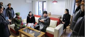 Kim Jong Un e sua filha visitaram os familiares de soldados mortos na Ucrânia no novo distrito, em Saeppyol Street