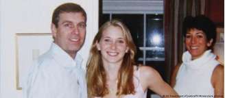 Foto do então príncipe ao lado de Virginia Giuffre e Ghislaine Maxwell veio à tona em 2011