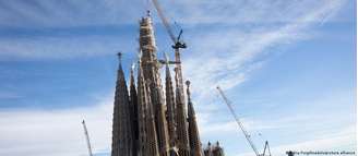 Operários concluíram instalação da cruz na basílica projetada no século 19 pelo arquiteto Antoni Gaudí