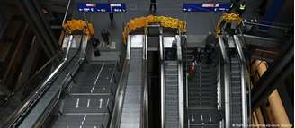 Escadas rolantes paralisadas na Estação Central de Berlim