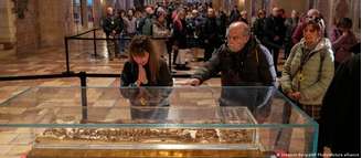 Restos mortais de Assis atrai multidão de peregrinos no primeiro dia de exibição