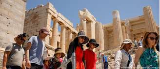Atenas é um destino que se favorece, mas também sofre, com o turismo de massa, sobretudo no verão 