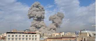 Colunas de fumaça eram vistas sobre Teerã após os ataques conjuntos de EUA e Israel