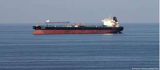 Via por onde os petroleiros podem navegar tem largura reduzida, o que a torna congestionada e perigosa