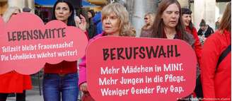 Mulheres protestam em Munique contra diferenças de ganhos entre homens e mulheres na Alemanha