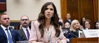 Noem ficou conhecida ao implementar a política migratória linha-dura de Trump e tentar acelerar deportações