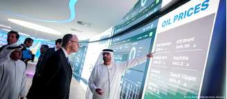 Merz durante visita aos Ermirados Árabes Unidos em fevereiro de 2026. Na Alemanha, preços dos combustíveis têm aumentando desde o início da guerra no Irã