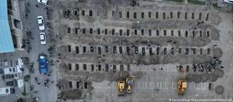 Abertura de covas para os mortos em bombardeio a escolas de meninas em Minab